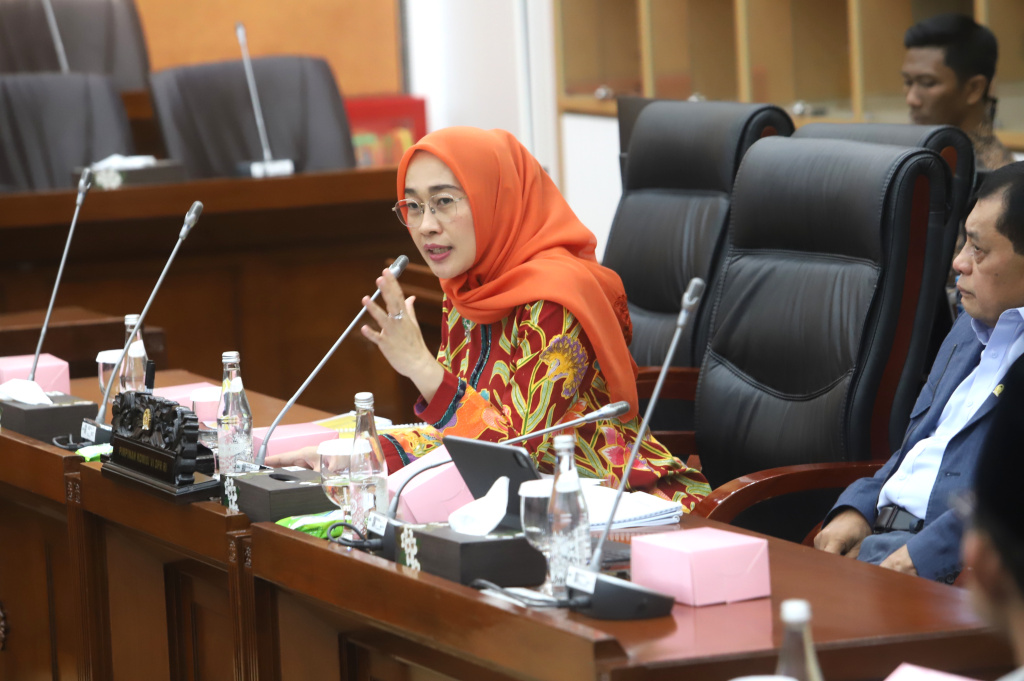 Komisi VI DPR menggelar raker dengan Wamenprin dan PT Krakatau Steel (Ashar/SinPo.id)