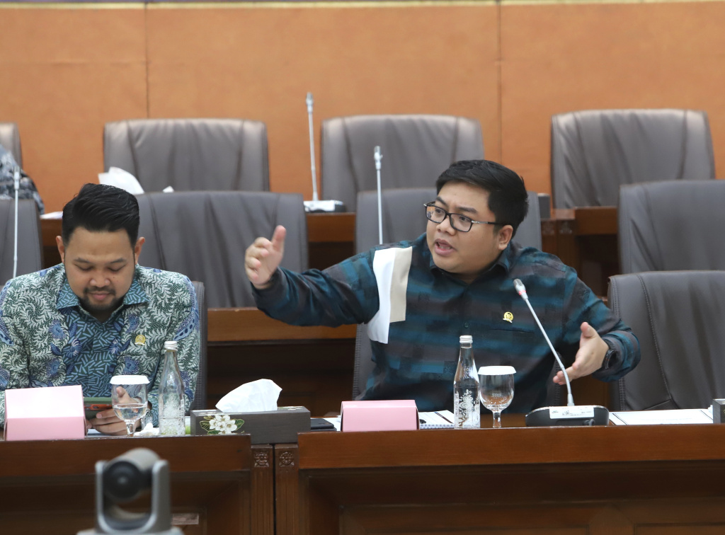 Komisi VI DPR menggelar raker dengan Wamenprin dan PT Krakatau Steel (Ashar/SinPo.id)