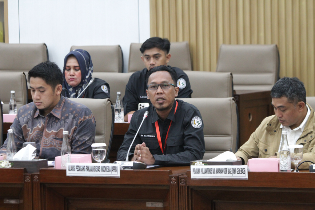 Komisi VI DPR menggelar RDPU dengan perwakilan dari masyarakat Aliansi Pedagang Pakaian Bekas Indonesia (Ashar/SinPo.id)