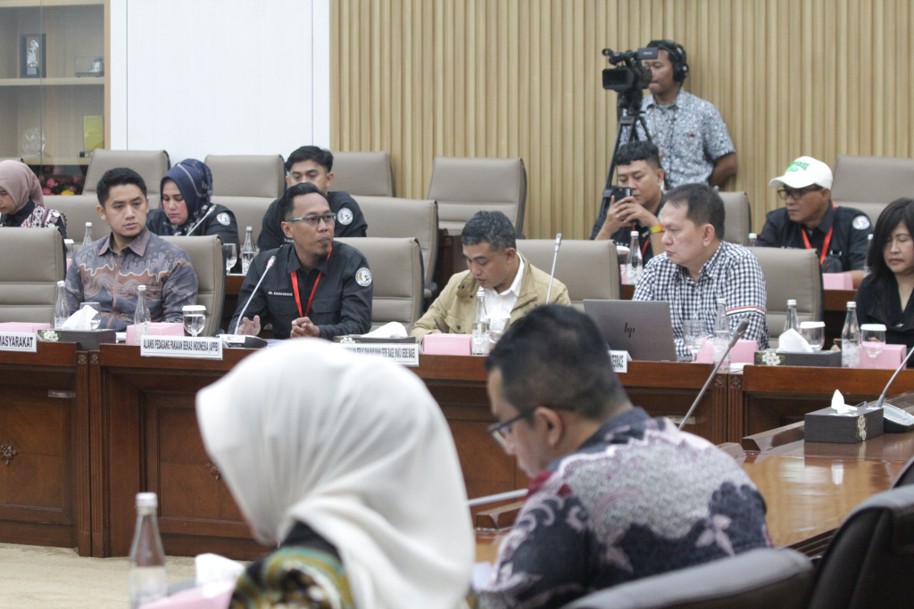 Komisi VI DPR menggelar RDPU dengan perwakilan dari masyarakat Aliansi Pedagang Pakaian Bekas Indonesia (Ashar/SinPo.id)