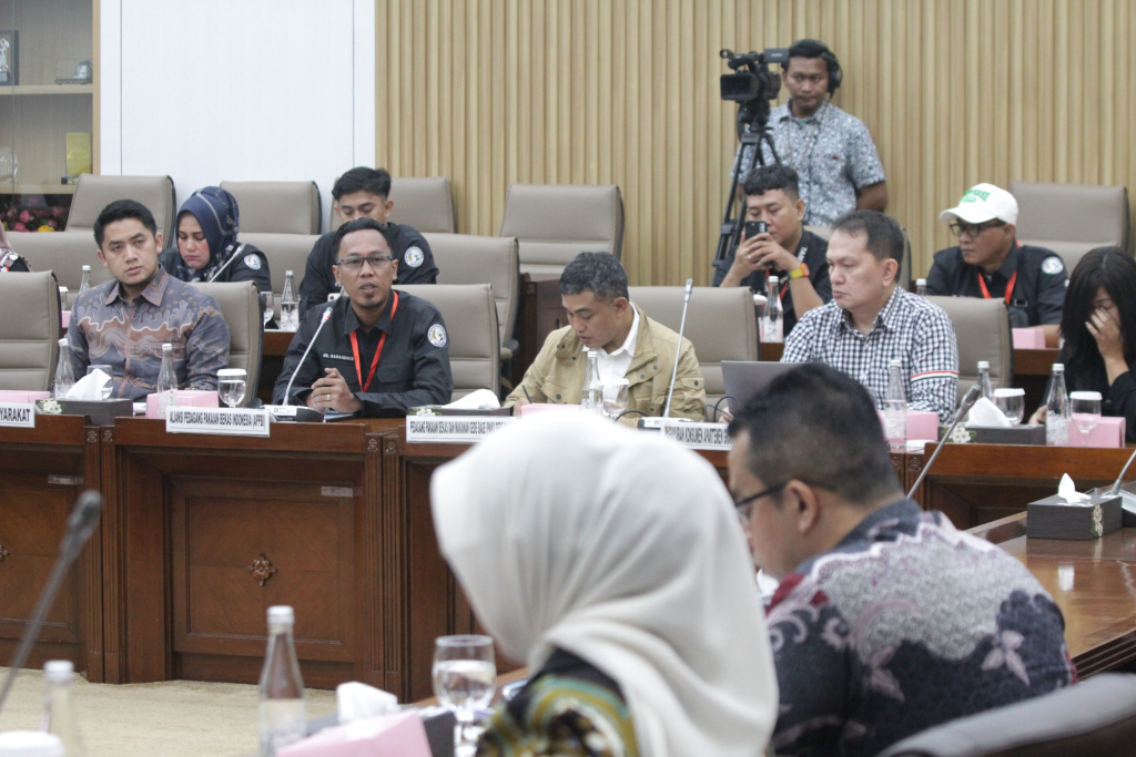 Komisi VI DPR menggelar RDPU dengan perwakilan dari masyarakat Aliansi Pedagang Pakaian Bekas Indonesia (Ashar/SinPo.id)