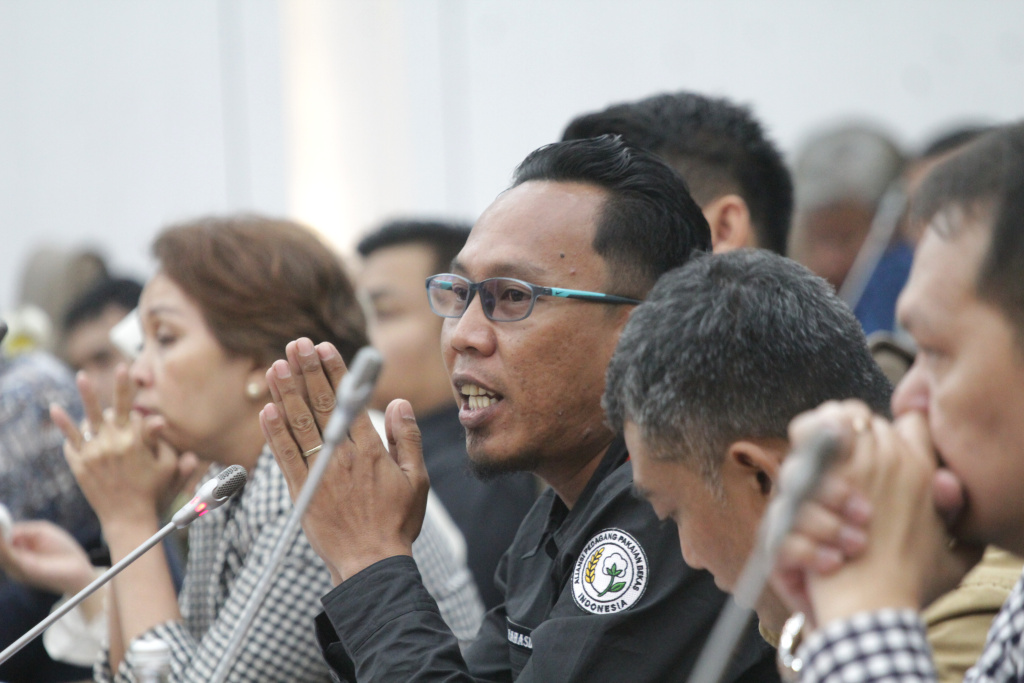 Komisi VI DPR menggelar RDPU dengan perwakilan dari masyarakat Aliansi Pedagang Pakaian Bekas Indonesia (Ashar/SinPo.id)