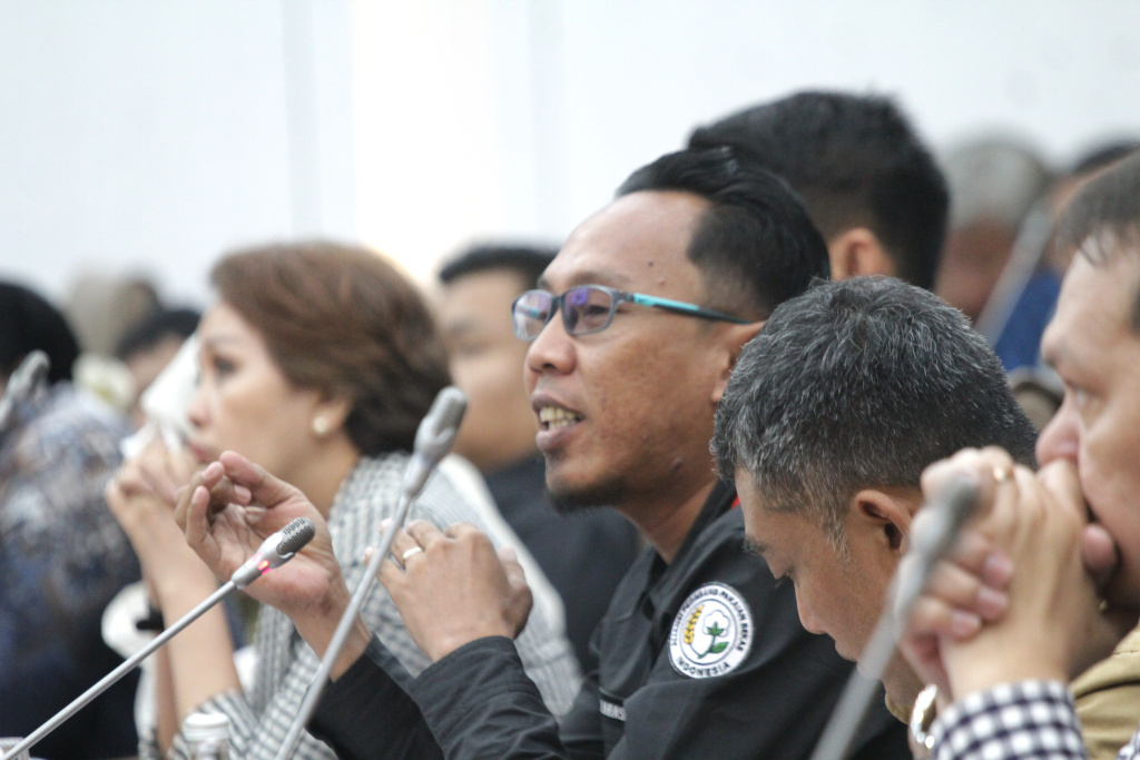 Komisi VI DPR menggelar RDPU dengan perwakilan dari masyarakat Aliansi Pedagang Pakaian Bekas Indonesia (Ashar/SinPo.id)