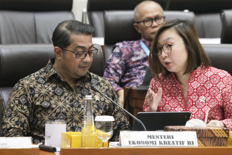 Komisi VII DPR gelar raker dengan Manekraf mendengarkan laporan Pelaksanaan Program Kerja Kementerian Ekonomi Kreatif/Kepala Badan Ekonomi Kreatif (Ashar/SinPo.id)