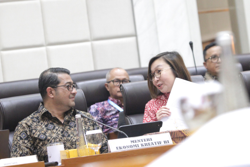Komisi VII DPR gelar raker dengan Manekraf mendengarkan laporan Pelaksanaan Program Kerja Kementerian Ekonomi Kreatif/Kepala Badan Ekonomi Kreatif (Ashar/SinPo.id)