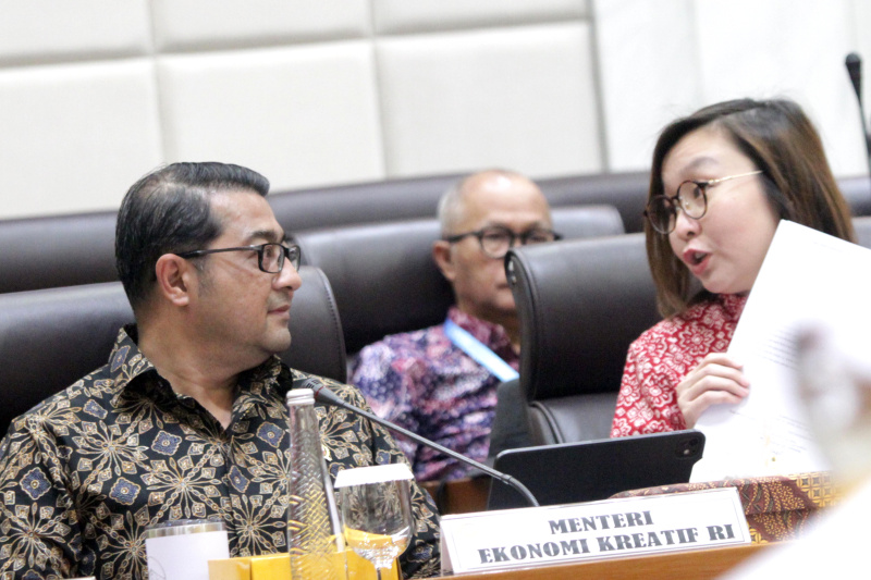 Komisi VII DPR gelar raker dengan Manekraf mendengarkan laporan Pelaksanaan Program Kerja Kementerian Ekonomi Kreatif/Kepala Badan Ekonomi Kreatif (Ashar/SinPo.id)