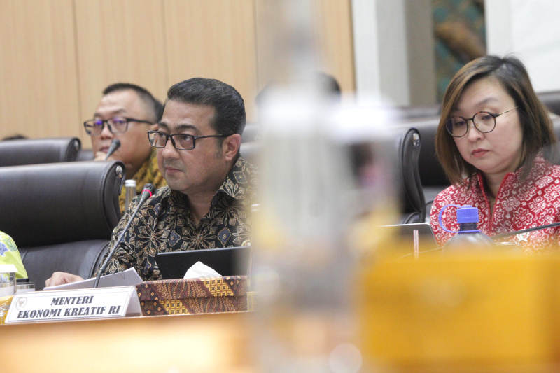 Komisi VII DPR gelar raker dengan Manekraf mendengarkan laporan Pelaksanaan Program Kerja Kementerian Ekonomi Kreatif/Kepala Badan Ekonomi Kreatif (Ashar/SinPo.id)