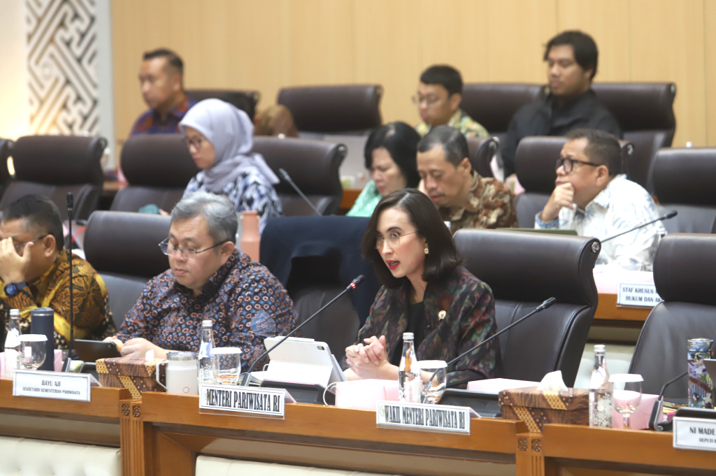 Komisi VII DPR menggelar raker dengan Menteri Pariwisata Widiyanti Putri Wardhana membahas rencana kerja 2026 Kementerian Pariwisata (Ashar/SinPo.id)