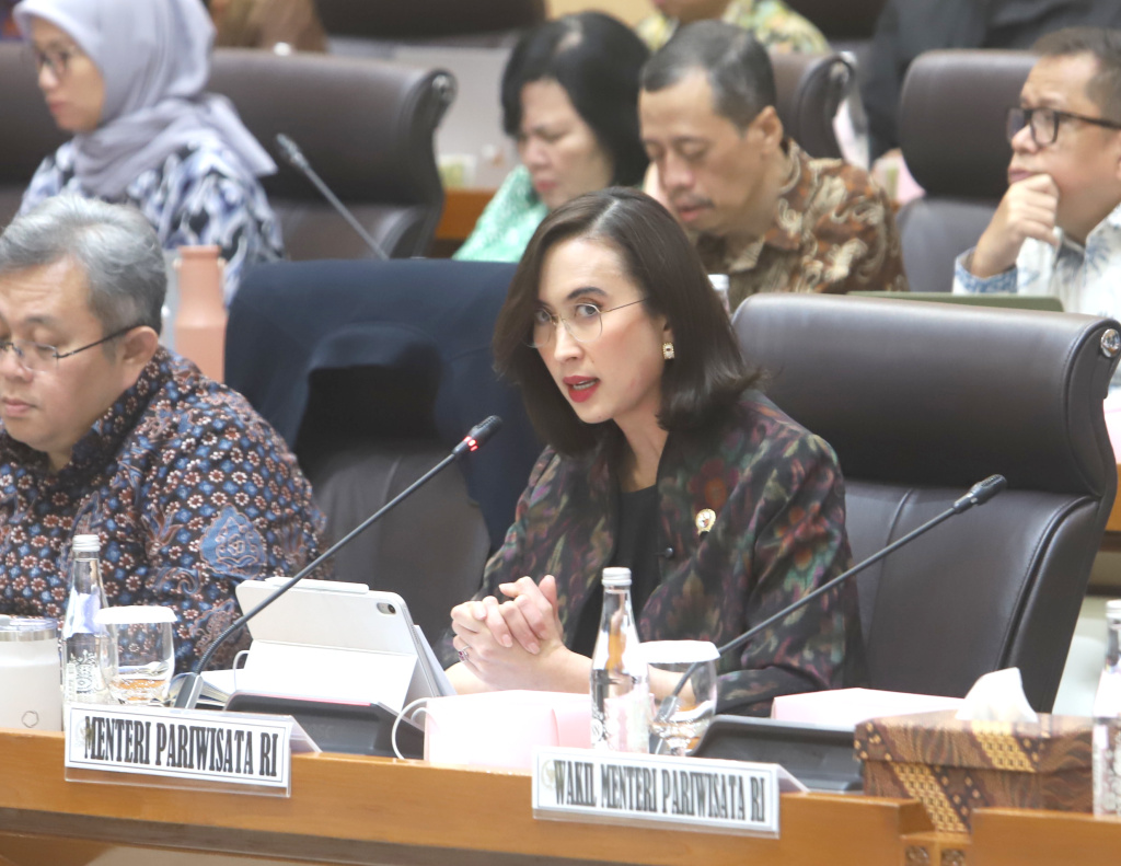 Komisi VII DPR menggelar raker dengan Menteri Pariwisata Widiyanti Putri Wardhana membahas rencana kerja 2026 Kementerian Pariwisata (Ashar/SinPo.id)