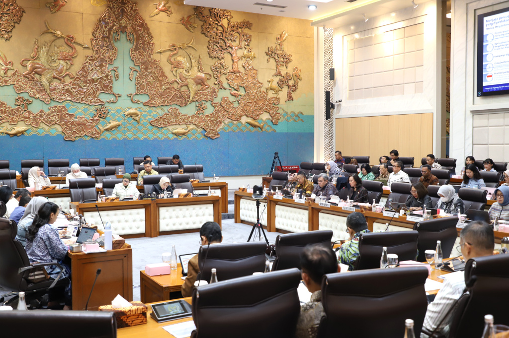 Komisi VII DPR menggelar raker dengan Menteri Pariwisata Widiyanti Putri Wardhana membahas rencana kerja 2026 Kementerian Pariwisata (Ashar/SinPo.id)