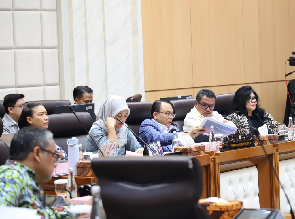 Komisi VII DPR menggelar raker dengan Menteri Pariwisata Widiyanti Putri Wardhana membahas rencana kerja 2026 Kementerian Pariwisata (Ashar/SinPo.id)