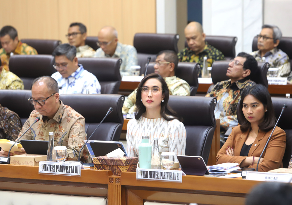 Komisi VII DPR menggelar raker dengan Menpar dan Menprin membahas anggaran TA 2026 (Ashar/SinPo.id)