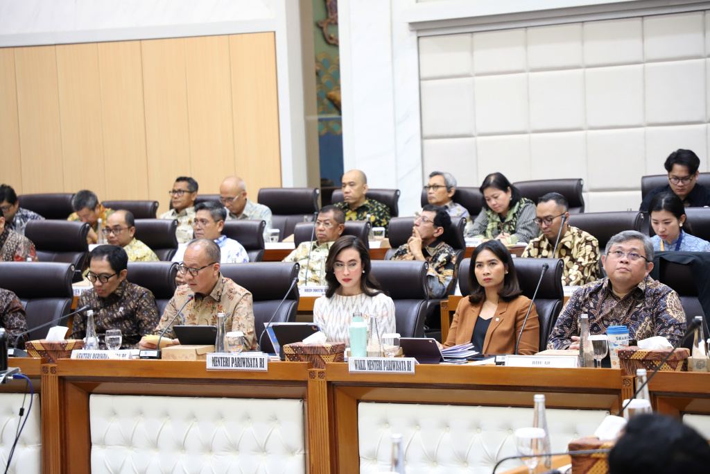 Komisi VII DPR menggelar raker dengan Menpar dan Menprin membahas anggaran TA 2026 (Ashar/SinPo.id)