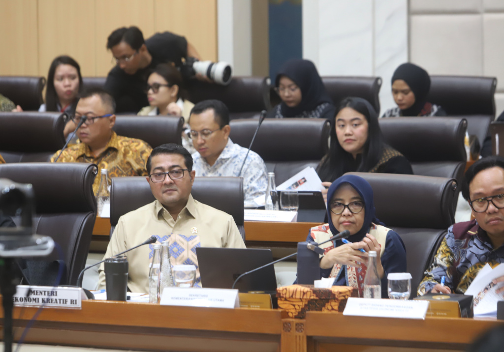 Komisi VII DPR menggelar raker dengan Menteri Ekonomi Kreatif Teuku Riefky Harsya membahas rencana kerja 2026 (Ashar/SinPo.id)
