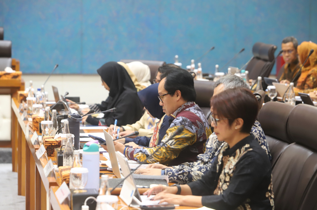 Komisi VII DPR menggelar raker dengan Menteri Ekonomi Kreatif Teuku Riefky Harsya membahas rencana kerja 2026 (Ashar/SinPo.id)
