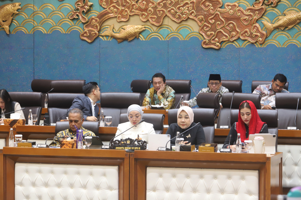 Komisi VII DPR menggelar raker dengan Menteri Ekonomi Kreatif Teuku Riefky Harsya membahas rencana kerja 2026 (Ashar/SinPo.id)