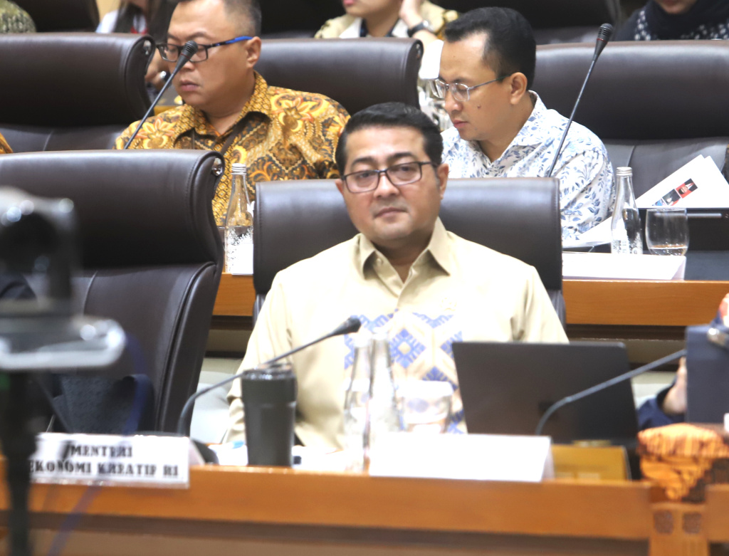 Komisi VII DPR menggelar raker dengan Menteri Ekonomi Kreatif Teuku Riefky Harsya membahas rencana kerja 2026 (Ashar/SinPo.id)