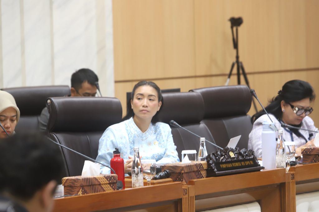 Komisi VII DPR menggelar raker dengan Menteri Ekonomi Kreatif Teuku Riefky Harsya membahas rencana kerja 2026 (Ashar/SinPo.id)