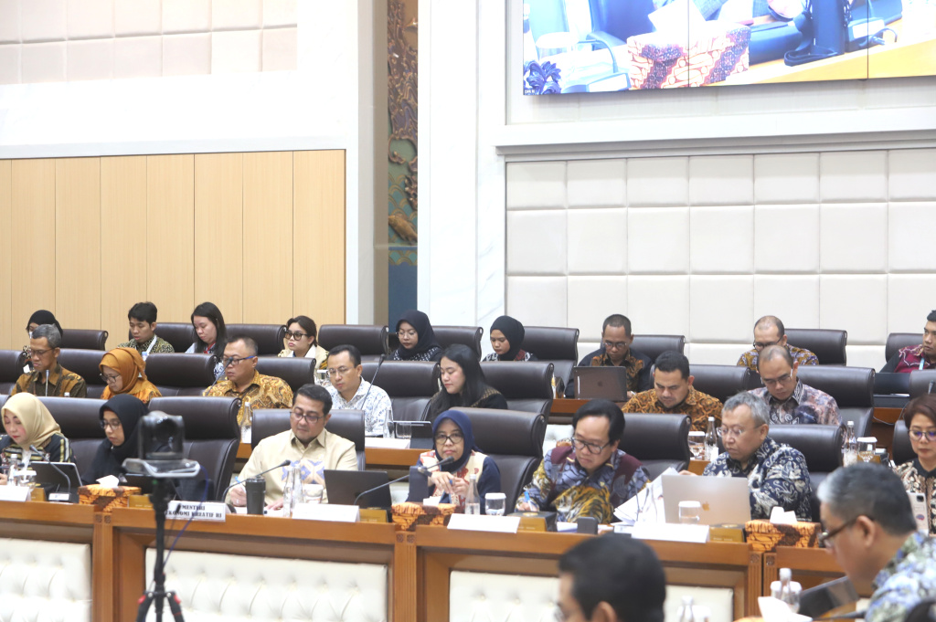 Komisi VII DPR menggelar raker dengan Menteri Ekonomi Kreatif Teuku Riefky Harsya membahas rencana kerja 2026 (Ashar/SinPo.id)