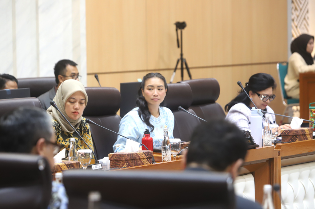 Komisi VII DPR menggelar raker dengan Menteri Ekonomi Kreatif Teuku Riefky Harsya membahas rencana kerja 2026 (Ashar/SinPo.id)
