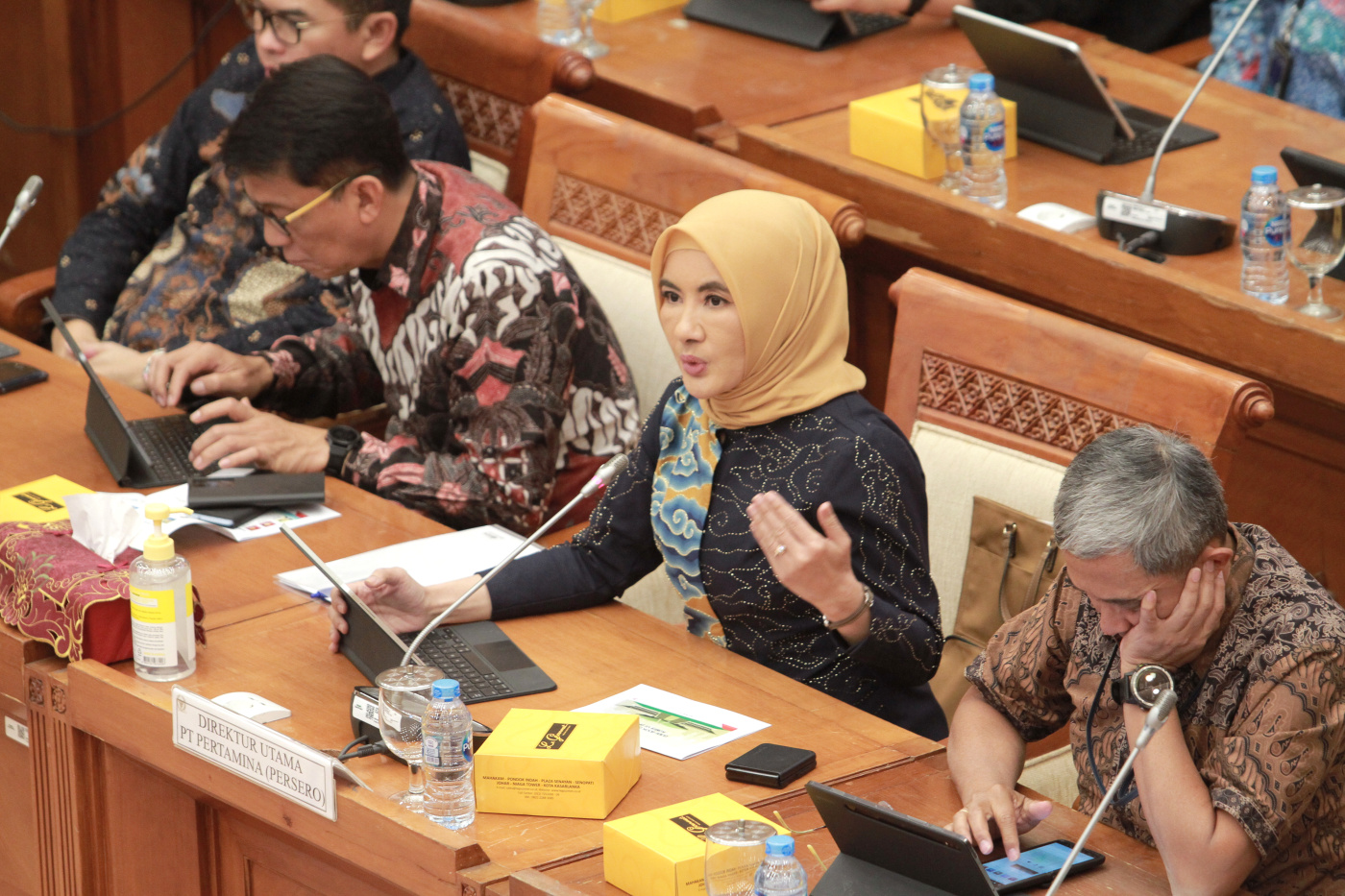 Komisi VII DPR gelar RDP dengan Dirut Pertamina Nicke Widyawati membahas soal relokasi Depo Pertamina Plumpang (Ashar/SinPo.id)