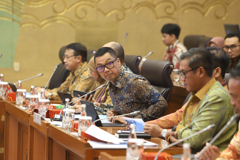 Komisi VII DPR gelar RDP dengan Direktur Utama PLN Darmawan Prasodjo membahas Progres Pembaruan Energi Pembangkit Listrik (Ashar/SinPo.id)