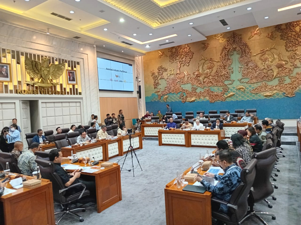 Komisi VII DPR menggelar RDP dengan Menteri Ekonomi Kreatif Teuku Riefky Harsya membahas Perfilman Indonesia (Ashar/SinPo.id)