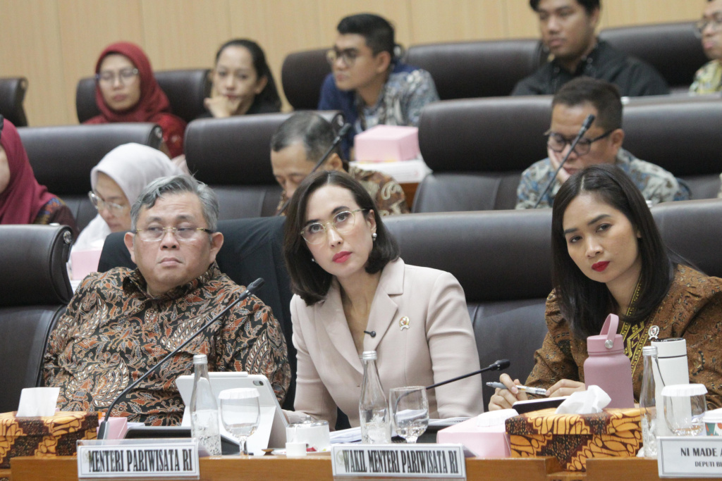 Komisi VII DPR gelar raker dengan Menteri Pariwisata Widiyanti Putri Wardhana membahas rencana kerja 2026 (Ashar/SinPo.id)