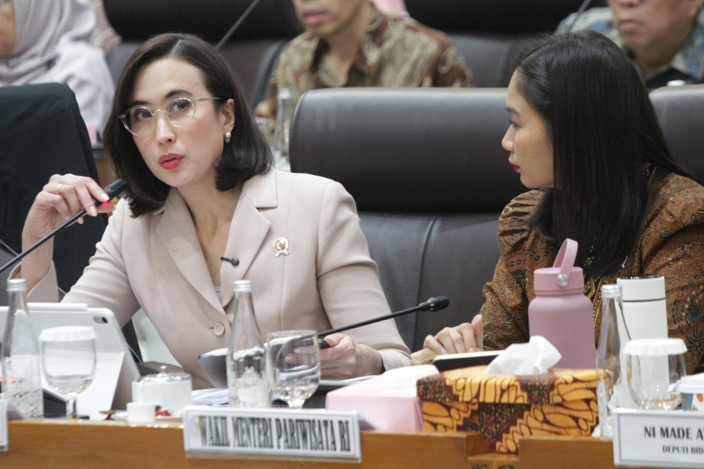 Komisi VII DPR gelar raker dengan Menteri Pariwisata Widiyanti Putri Wardhana membahas rencana kerja 2026 (Ashar/SinPo.id)