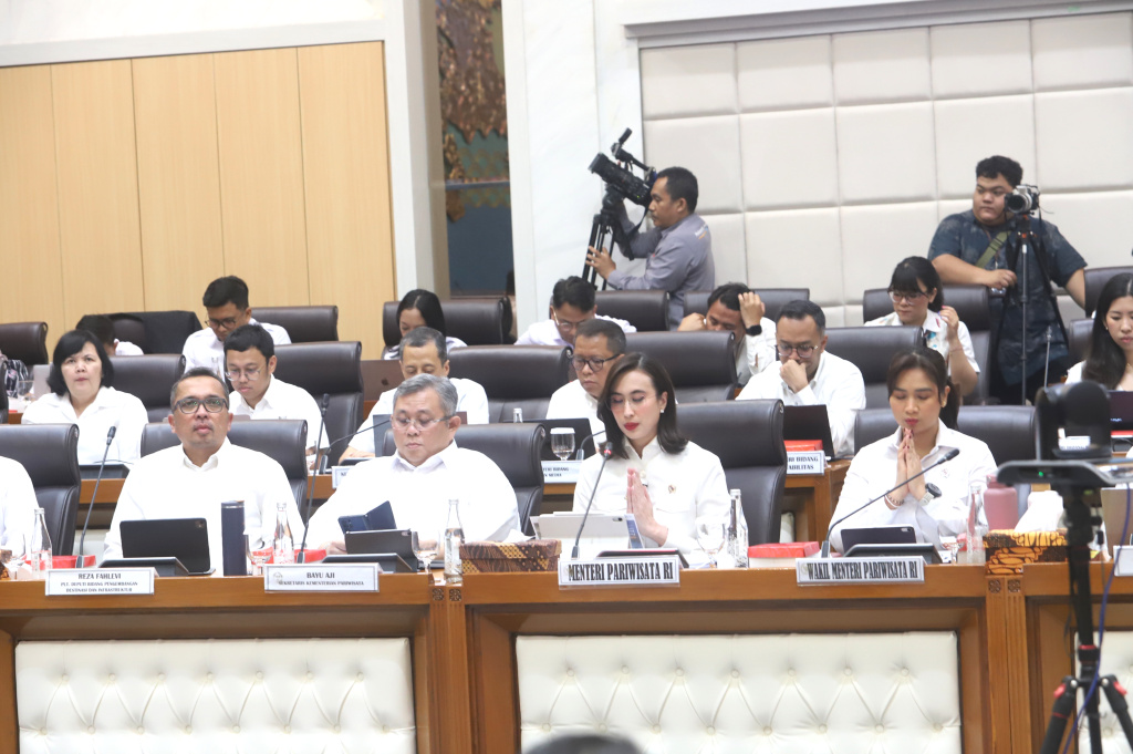 Komisi VII DPR menggelar raker dengan Menteri Pariwisata Widiyanti Putri Wardhana membahas Evaluasi Kinerja dan Anggaran Semester I TA 2026 (Ashar/SinPo.id)