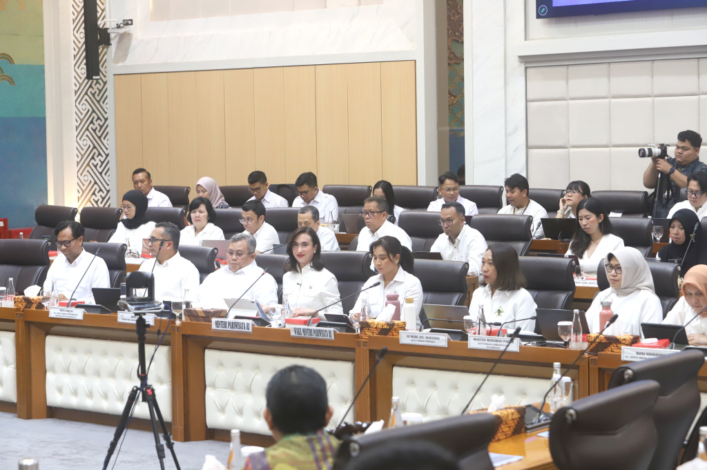 Komisi VII DPR menggelar raker dengan Menteri Pariwisata Widiyanti Putri Wardhana membahas Evaluasi Kinerja dan Anggaran Semester I TA 2026 (Ashar/SinPo.id)