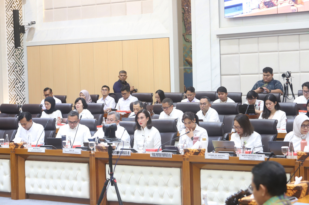 Komisi VII DPR menggelar raker dengan Menteri Pariwisata Widiyanti Putri Wardhana membahas Evaluasi Kinerja dan Anggaran Semester I TA 2026 (Ashar/SinPo.id)