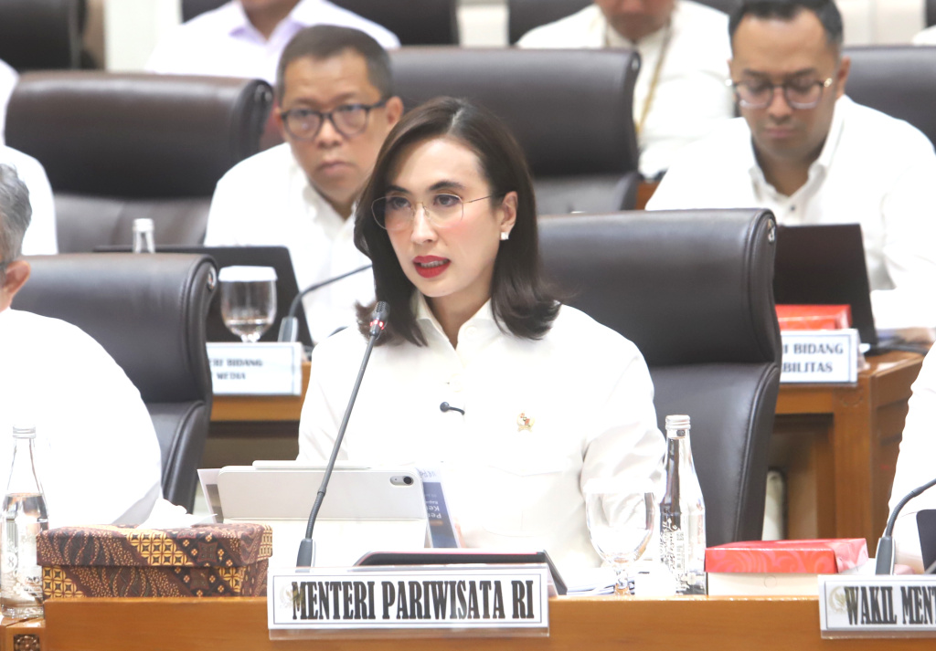 Komisi VII DPR menggelar raker dengan Menteri Pariwisata Widiyanti Putri Wardhana membahas Evaluasi Kinerja dan Anggaran Semester I TA 2026 (Ashar/SinPo.id)