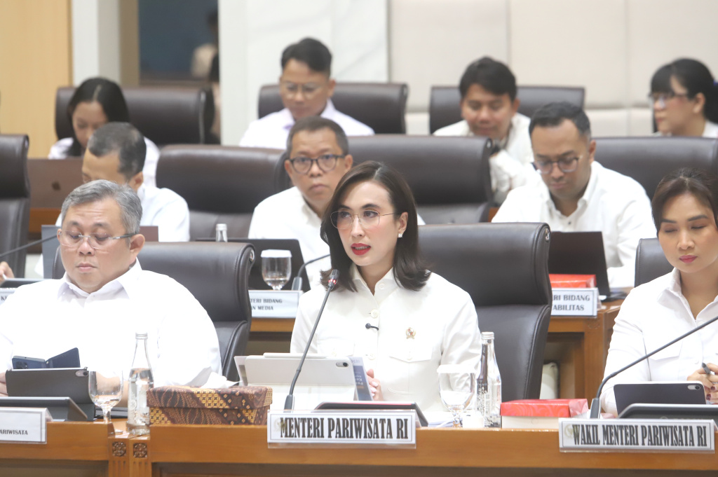 Komisi VII DPR menggelar raker dengan Menteri Pariwisata Widiyanti Putri Wardhana membahas Evaluasi Kinerja dan Anggaran Semester I TA 2026 (Ashar/SinPo.id)