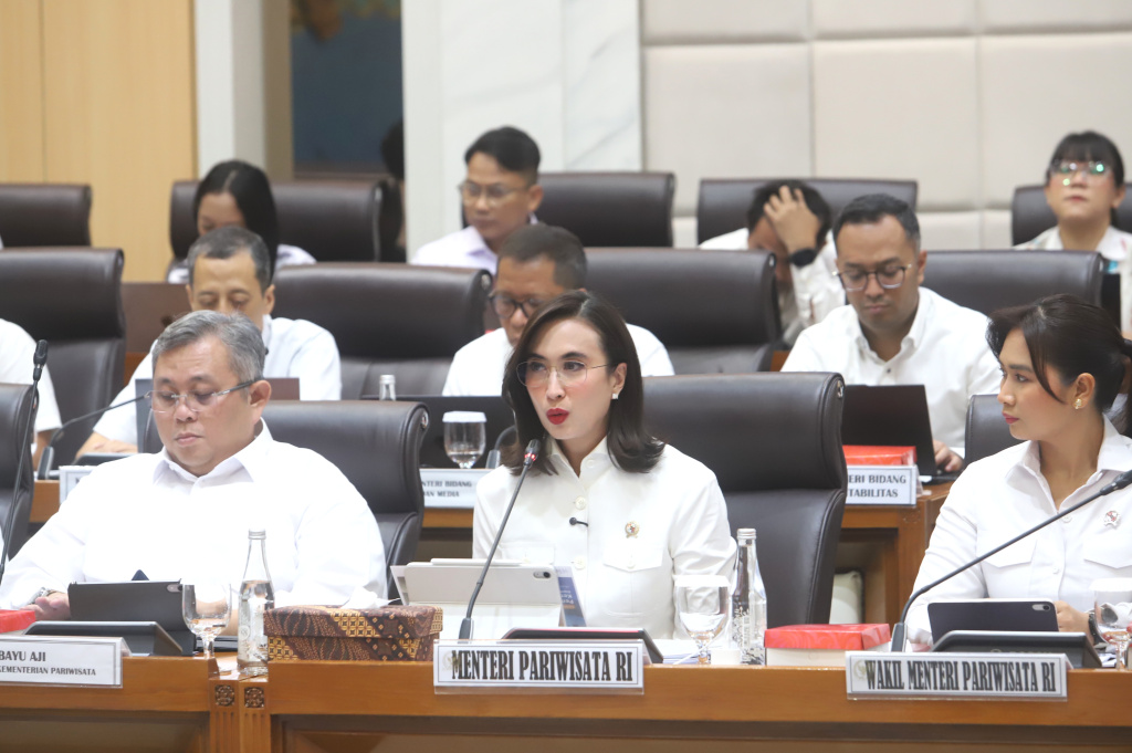 Komisi VII DPR menggelar raker dengan Menteri Pariwisata Widiyanti Putri Wardhana membahas Evaluasi Kinerja dan Anggaran Semester I TA 2026 (Ashar/SinPo.id)