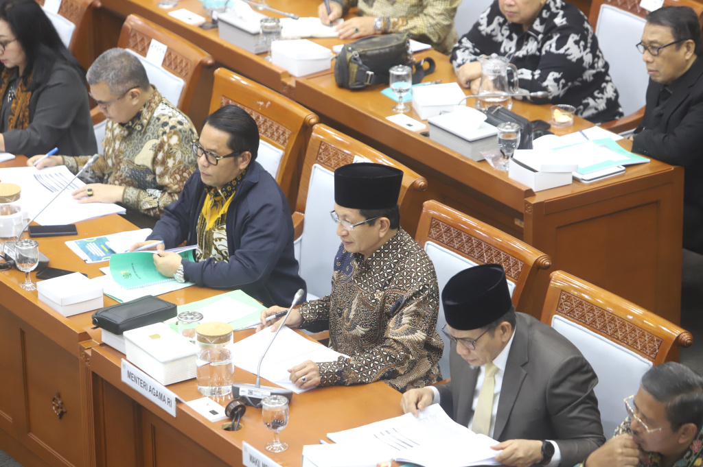 Komisi VIII DPR menggelar raker dengan Menteri Agama Nasaruddin Umar membahas Kinerja 2026 dan perbaikan fasilitas sekolah pesantren yang terkena dampak bencana di Sumatera (Ashar/SinPo.id)