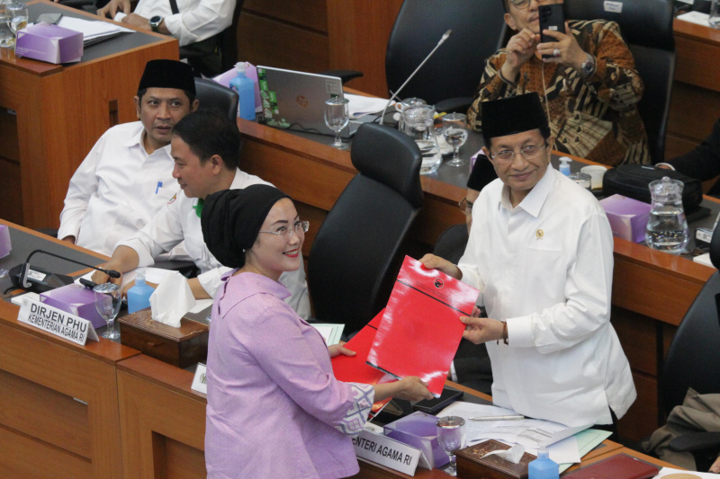 Komisi VIII DPR gelar raker dengan Menteri Agama, BPIH mensepakati biaya haji sebesar Rp.55 juta dari usulan Rp.65 juta turun sepuluh juta (Ashar/SinPo.id)