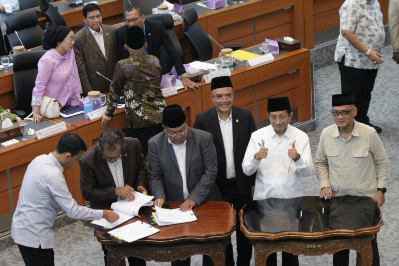 Komisi VIII DPR gelar raker dengan Menteri Agama, BPIH mensepakati biaya haji sebesar Rp.55 juta dari usulan Rp.65 juta turun sepuluh juta (Ashar/SinPo.id)