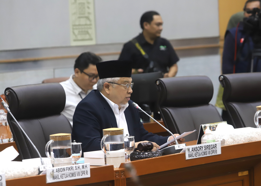 Komisi VIII DPR gelar raker dengan Menteri Haji dan Umrah Gus Irfan membahas program kerja 2026 (Ashar/SinPo.id)