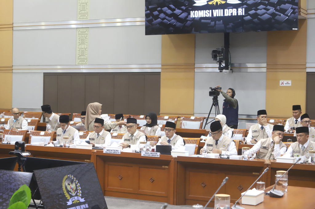 Komisi VIII DPR gelar raker dengan Menteri Haji dan Umrah Gus Irfan membahas program kerja 2026 (Ashar/SinPo.id)