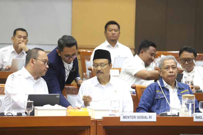 Komisi VIII DPR menggelar raker dengan Mensos Syaifullah Yusuf (Gus Ipul) membahas RKL TA 2025