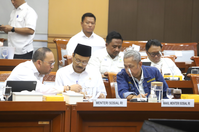 Komisi VIII DPR menggelar raker dengan Mensos Syaifullah Yusuf (Gus Ipul) membahas RKL TA 2025