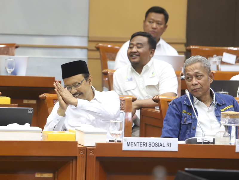 Komisi VIII DPR menggelar raker dengan Mensos Syaifullah Yusuf (Gus Ipul) membahas RKL TA 2025