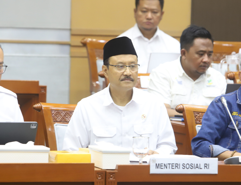 Komisi VIII DPR menggelar raker dengan Mensos Syaifullah Yusuf (Gus Ipul) membahas RKL TA 2025