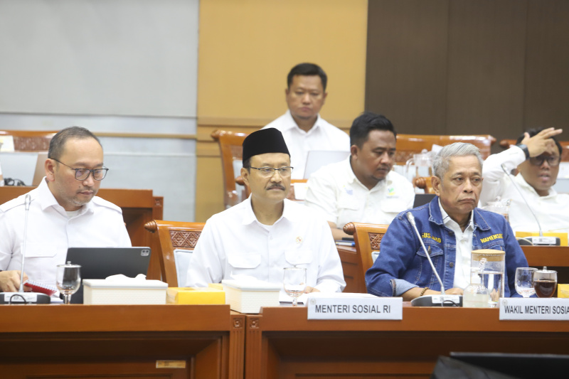 Komisi VIII DPR menggelar raker dengan Mensos Syaifullah Yusuf (Gus Ipul) membahas RKL TA 2025