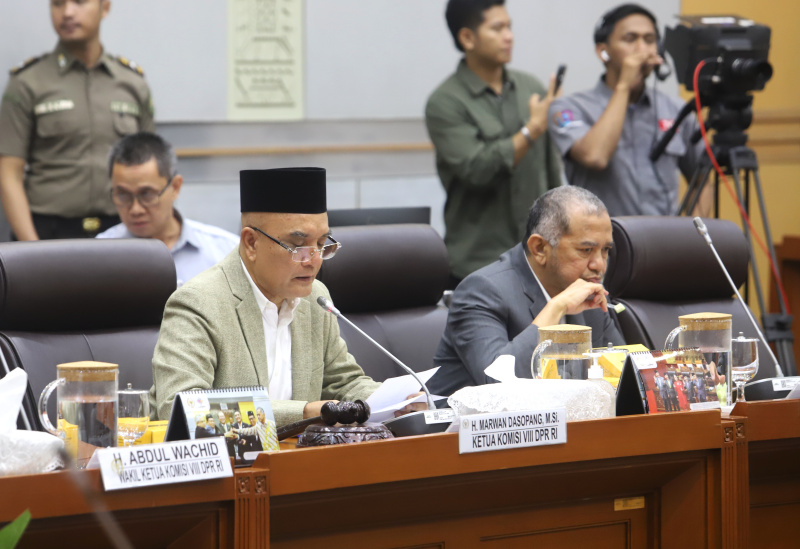 Komisi VIII DPR menggelar raker dengan Mensos Syaifullah Yusuf (Gus Ipul) membahas RKL TA 2025