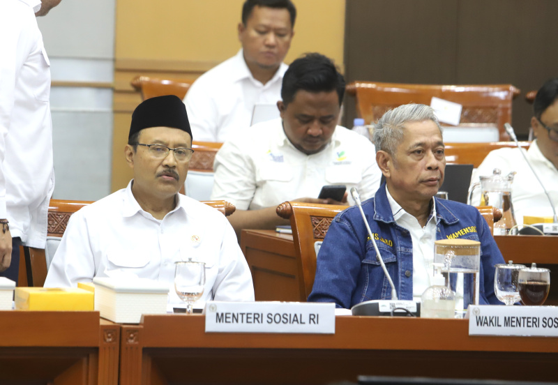 Komisi VIII DPR menggelar raker dengan Mensos Syaifullah Yusuf (Gus Ipul) membahas RKL TA 2025