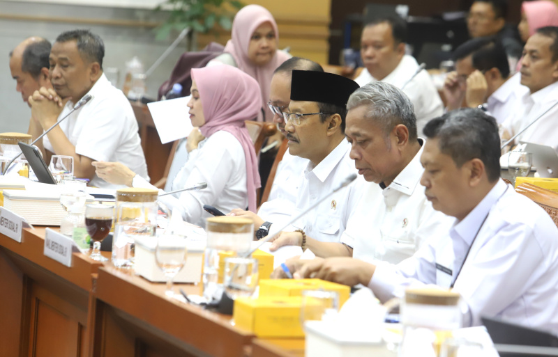 Komisi VIII DPR menggelar raker dengan Mensos Syaifullah Yusuf (Gus Ipul) membahas RKL TA 2025
