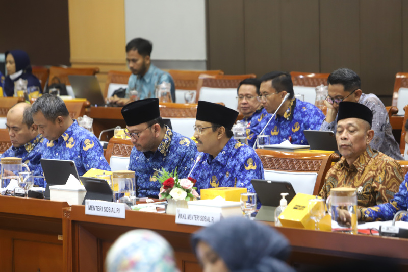 Komisi VIII DPR gelar Raker dengan Menteri Sosial Syaifullah Yusuf (Gus Ipul) membahas mengenai penyelenggaraan sekolah rakyat (Ashar/SinPo.id)