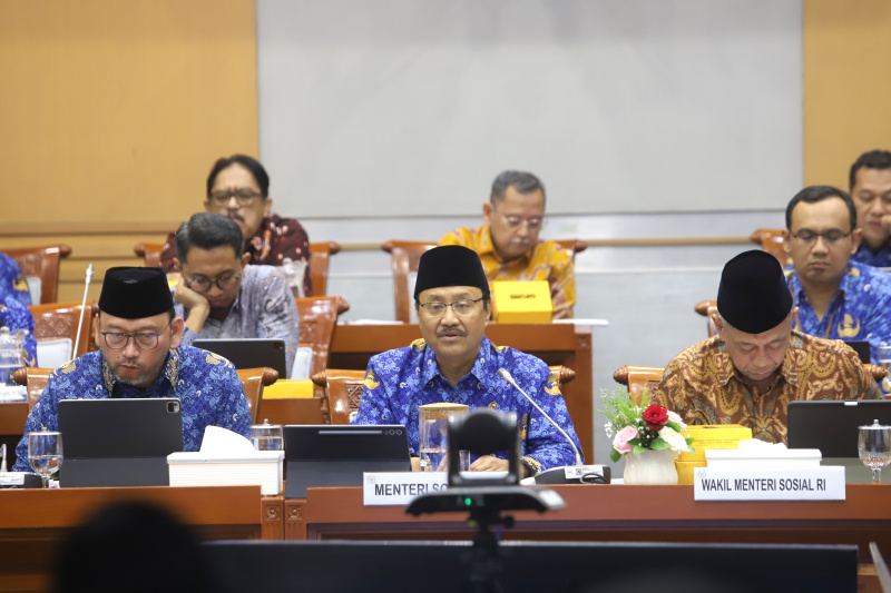 Komisi VIII DPR gelar Raker dengan Menteri Sosial Syaifullah Yusuf (Gus Ipul) membahas mengenai penyelenggaraan sekolah rakyat (Ashar/SinPo.id)